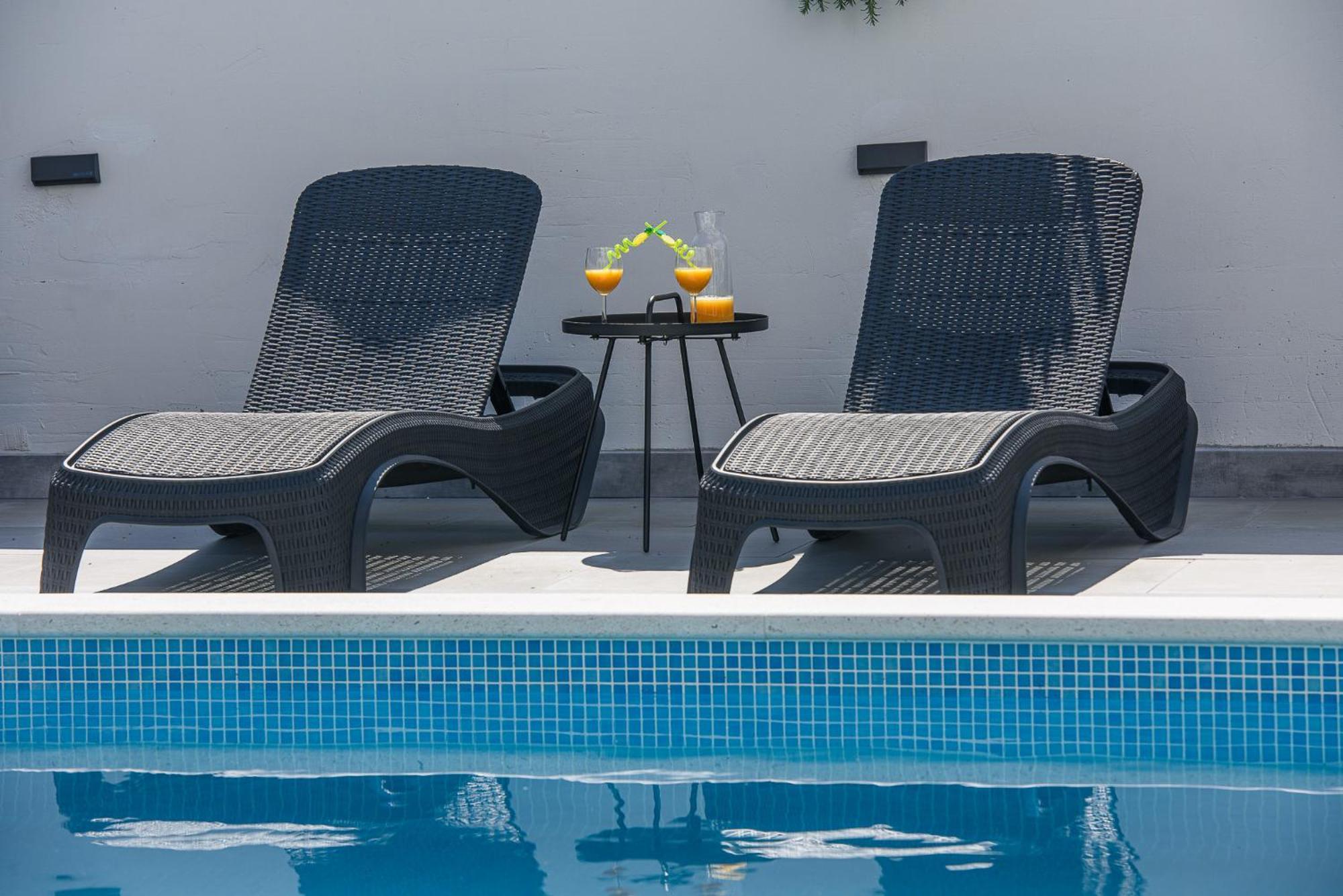 Villa Barbara & Zoran With Free Parking And Heated Swimming Pool Seget Vranjica Bagian luar foto