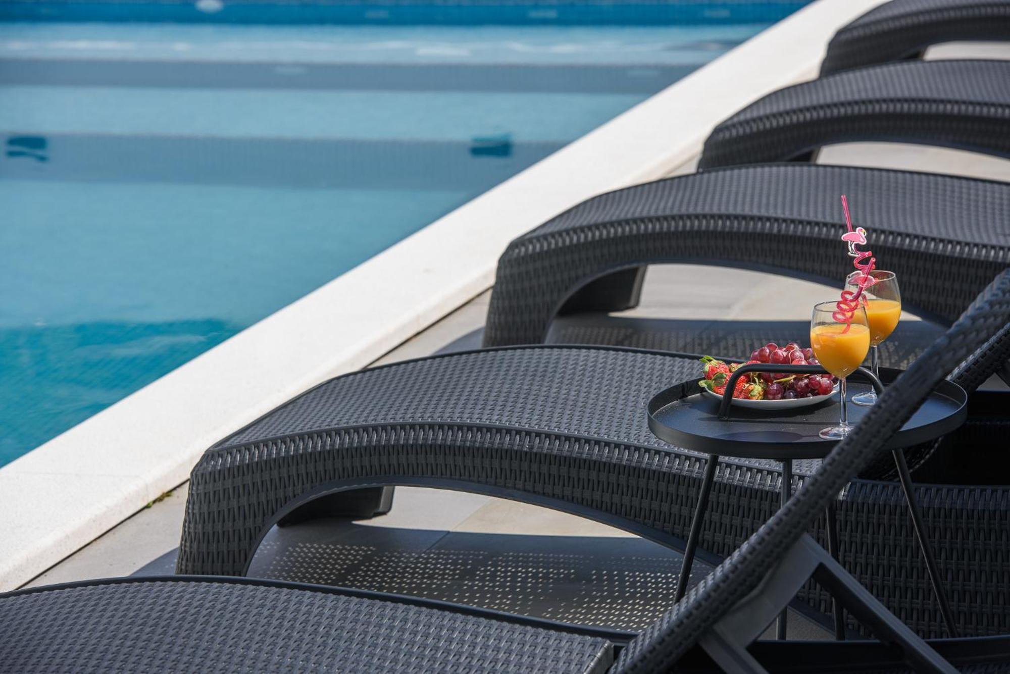 Villa Barbara & Zoran With Free Parking And Heated Swimming Pool Seget Vranjica Bagian luar foto