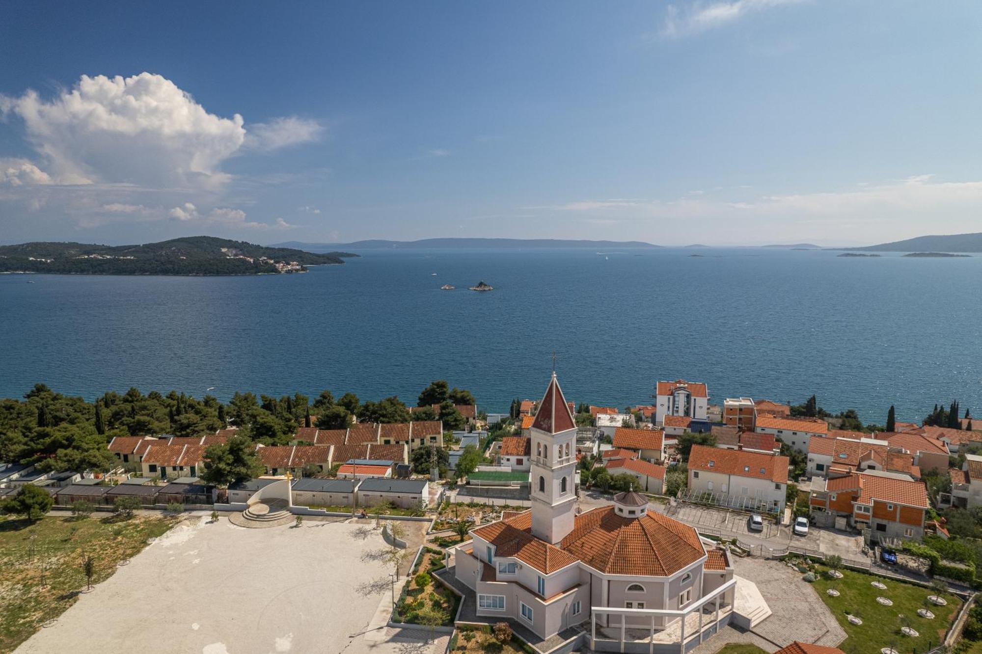 Villa Barbara & Zoran With Free Parking And Heated Swimming Pool Seget Vranjica Bagian luar foto